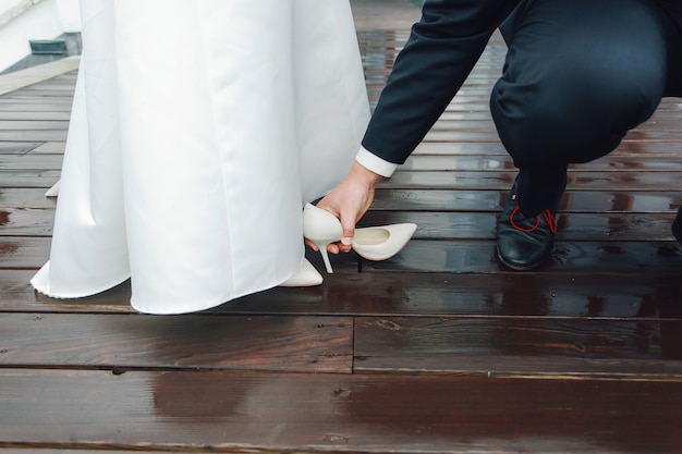 El zapato de la novia está atascado en el suelo de madera. Problemas y problemas de la boda.