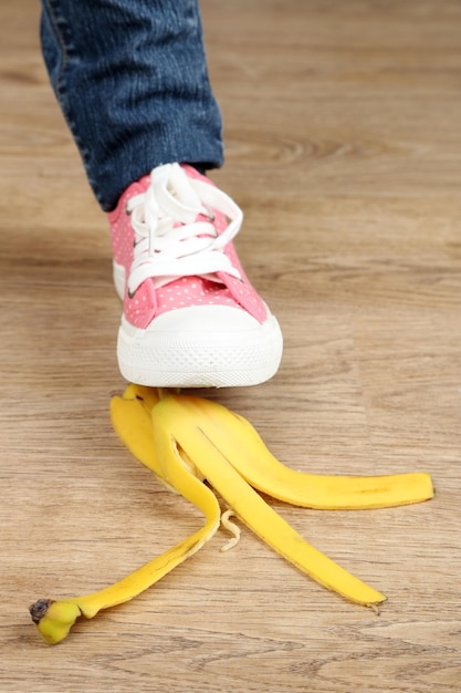 Zapato para resbalar en cáscara de plátano y tener un accidente