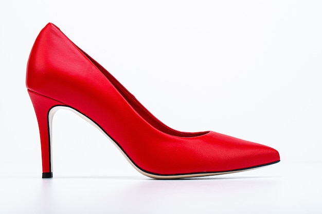 Foto zapato rojo para mujer concepto de belleza y moda zapatos de mujer de moda aislados sobre fondo blanco zapatos de mujer de tacón rojo sobre fondo blanco