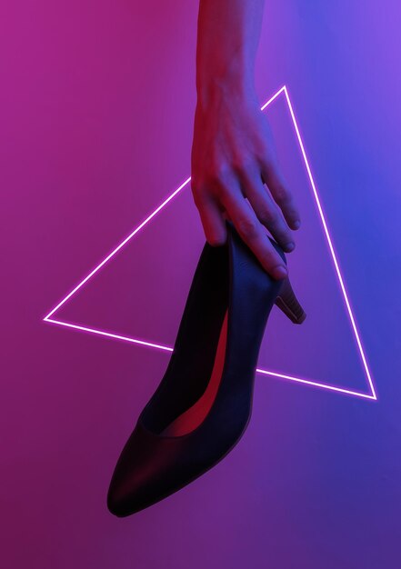 Zapato de tacón clásico para mujer con asa de mano. Color de neón azul rosa de arte pop creativo. Iluminación degradada de moda. Luz de noche