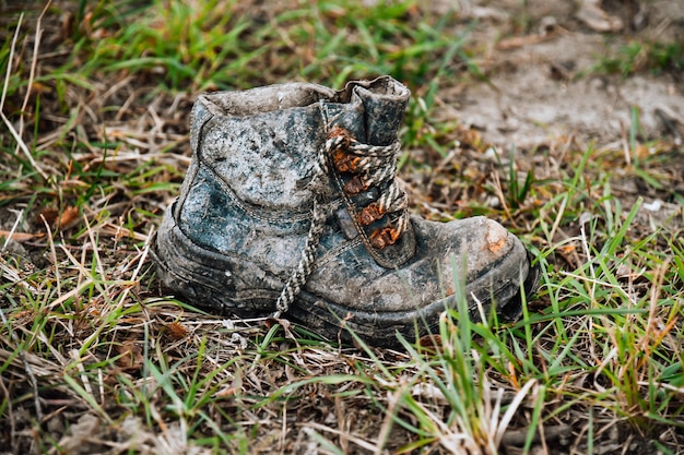 Foto un zapato viejo encontrado en la orilla del río.