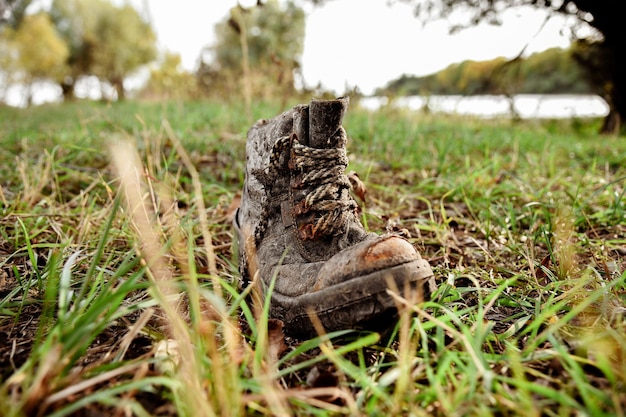 Foto un zapato viejo encontrado en la orilla del río.