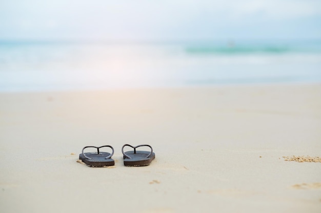 Zapatos en la arena con fondo de mar relajarse fondo lindo océano