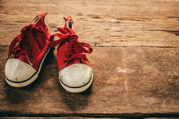 Foto zapatos de bebé sobre fondo de madera.