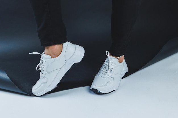 Zapatos blancos casuales para hombres hechos de cuero genuino para hombres en zapatos con zapatillas blancas Foto de alta calidad