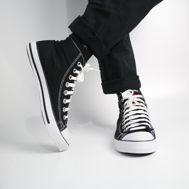 Foto zapatos blancos y negros sobre un fondo blanco