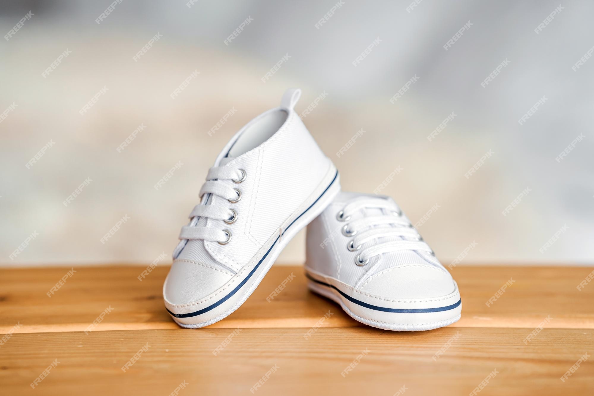 Gran engaño ventaja Trampas Zapatos blancos para niños el concepto de maternidad e infancia. | Foto  Premium