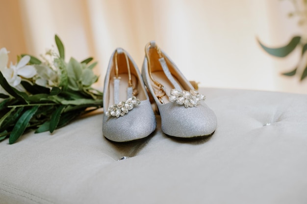 Zapatos de boda con accesorios.