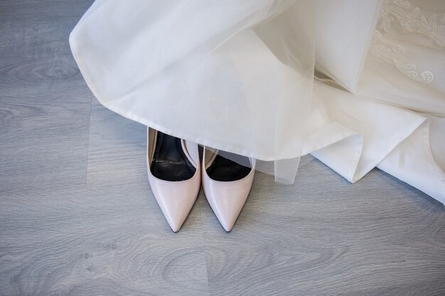 Unos zapatos de boda con anillos de boda.
