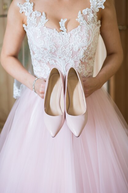 Zapatos de boda beige en las reuniones de la novia.