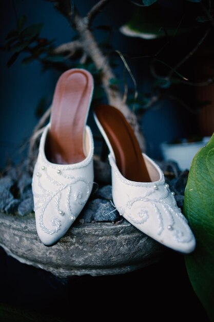 Zapatos de boda blancos con complementos