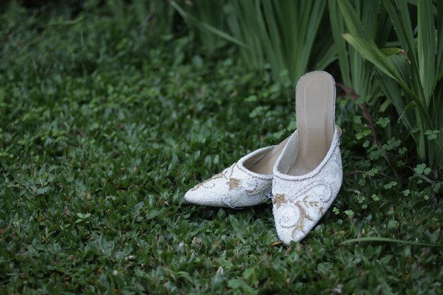 Zapatos de boda blancos elegantes