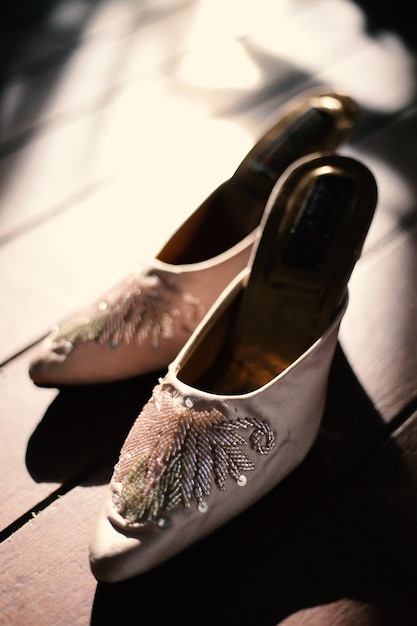 Zapatos de boda blancos elegantes