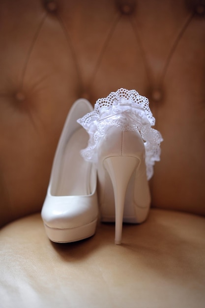 Zapatos de boda blancos de novia de cerca