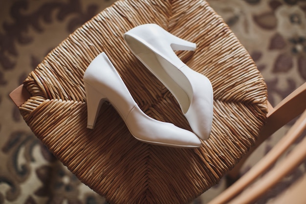 Zapatos de boda de mujer en la silla