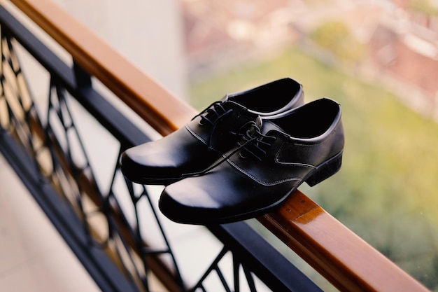 Zapatos de boda negros con complementos