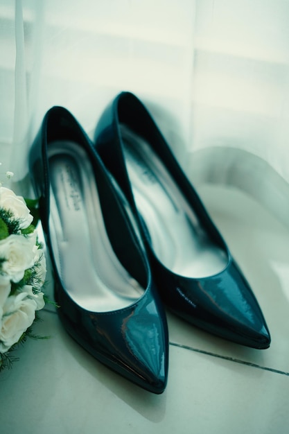 Zapatos de boda negros con complementos