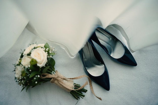 Zapatos de boda negros con complementos
