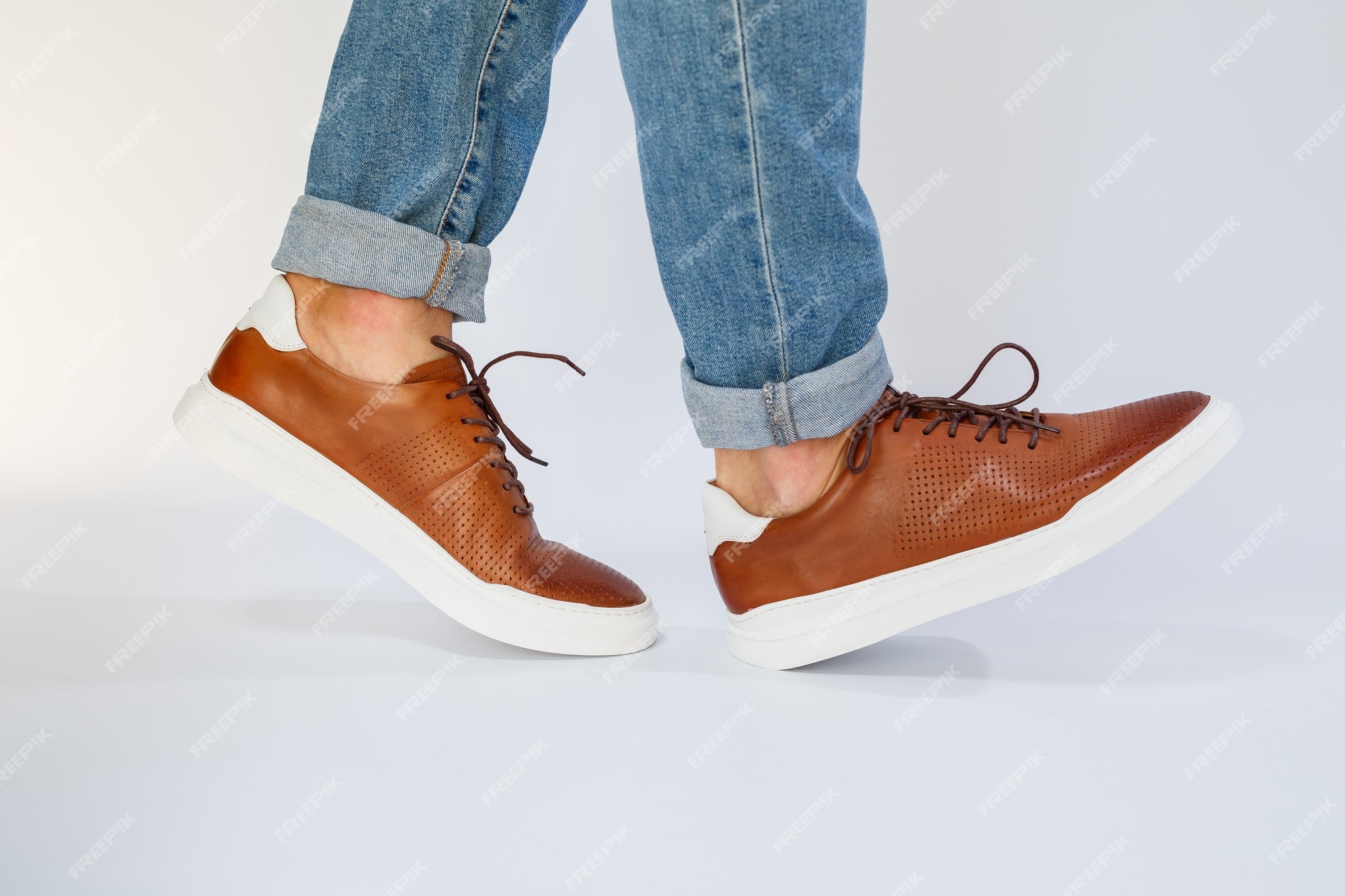 Los zapatos casuales para hombre son marrones con hombres de cuero natural en el zapato con zapatos de encaje | Foto Premium