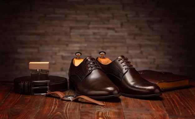 Zapatos clásicos de cuero marrón para hombre.