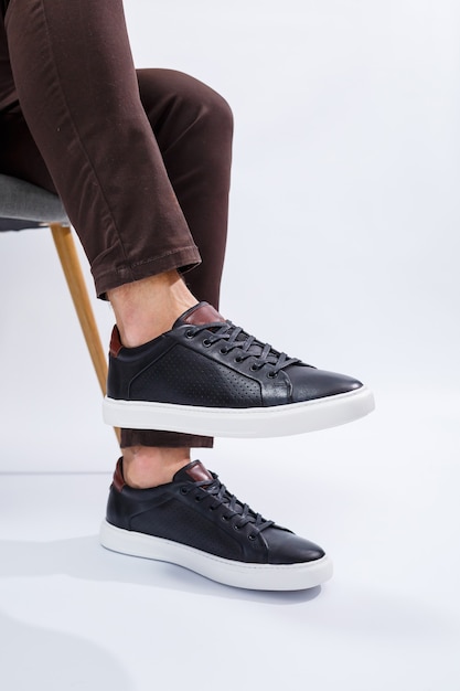 Zapatos cómodos de hombre con material natural, zapatillas de hombre al estilo casual para el día a día fabricadas con piel natural.