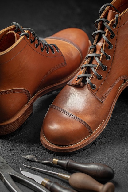 Zapatos de cuero marrón hechos a mano con herramientas de zapatero