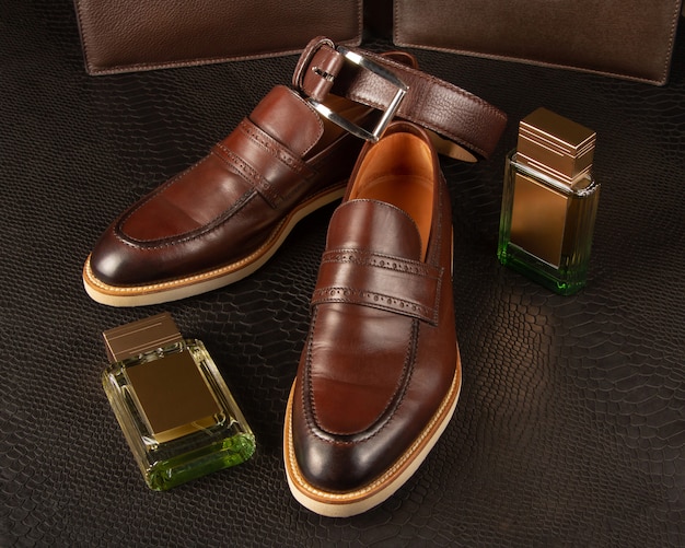 Zapatos de cuero marrón con perfume.