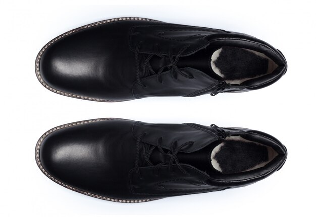 Zapatos de cuero masculinos clásicos aislados en una vista blanca, superior.