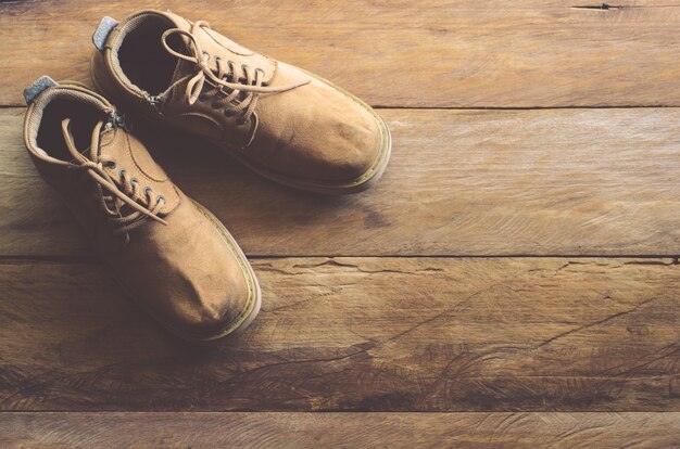 Zapatos de cuero en el piso de madera.