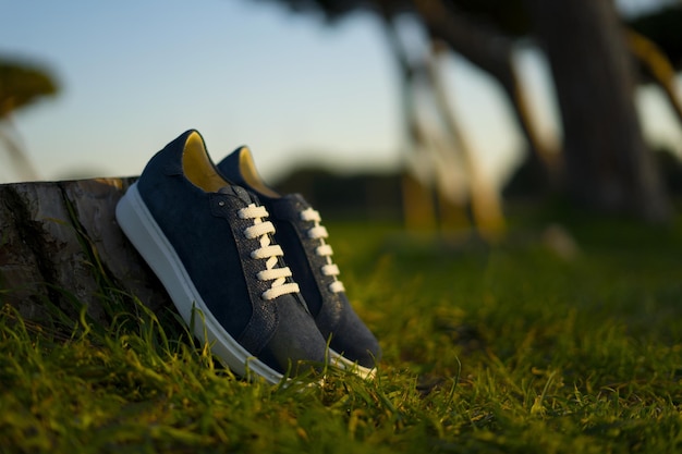 Foto zapatos deportivos femeninos azules en el fondo del parque
