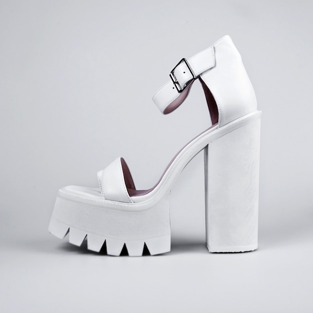Foto zapatos femeninos en blanco