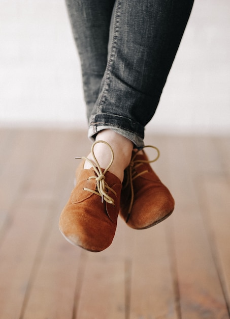 Zapatos femeninos de los pies de los pies que no tocan el piso