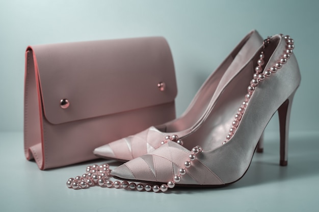 Zapatos femeninos rosados con bolso