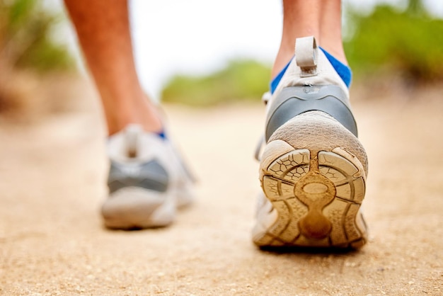 Zapatos de encaje fitness y mujer en el suelo para hacer ejercicio