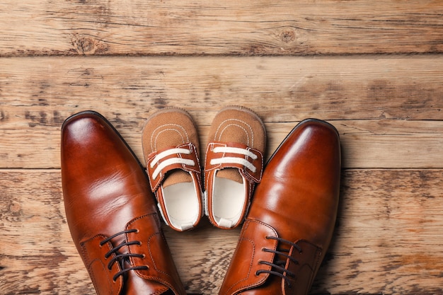 Zapatos grandes y pequeños en madera. Composición del día del padre