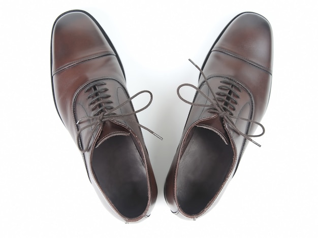 Zapatos de hombre clásico marrón sobre fondo blanco. Los zapatos de cuero