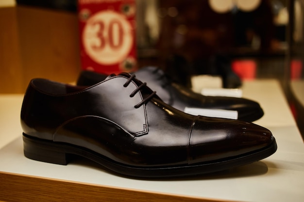 Zapatos de hombre de cuero con estilo en el estante de la tienda Zapatos de hombre de color marrón negro en el stand