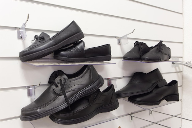 Zapatos de hombre para los difuntos en una tienda de artículos funerarios