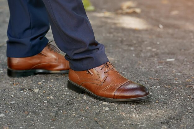 Zapatos de hombre marrón con estilo de cerca