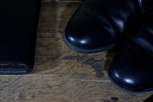 Zapatos de hombre negros y cartera de piel.