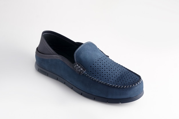 Zapatos de hombres azules aislados sobre fondo blanco.