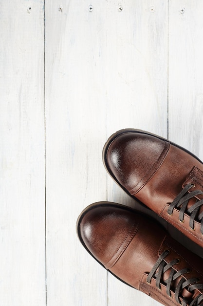 zapatos para hombres en una mesa de madera