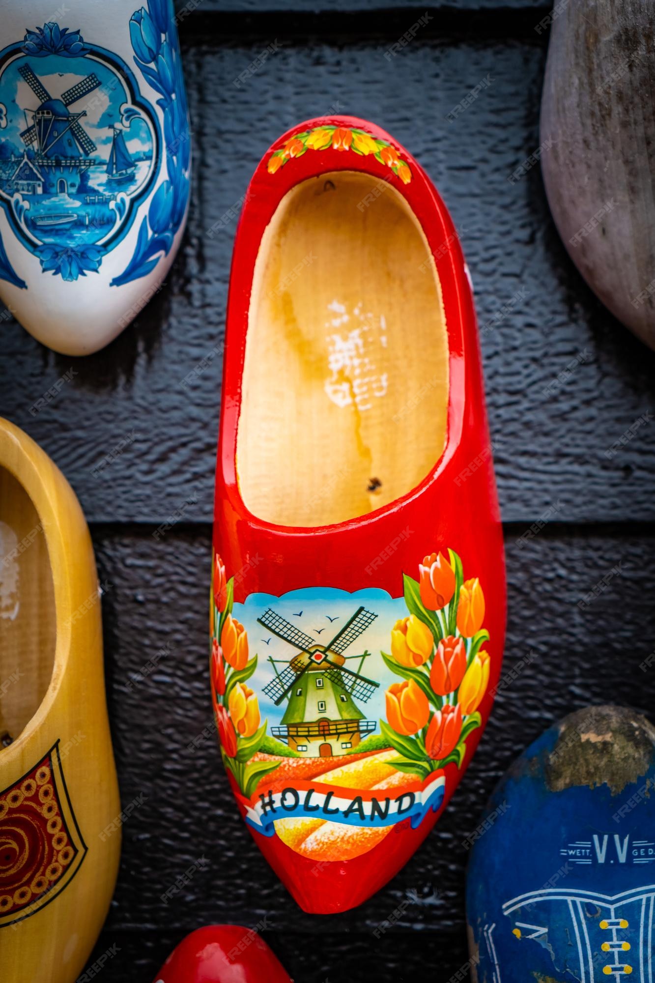 Pensionista Álgebra carpeta Zapatos de madera pintados con diferentes motivos regionales zuecos de  madera calzado tradicional típico de los países bajos | Foto Premium
