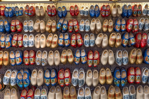 Foto zapatos de madera típicos de la cultura holandesa souvenir para turistas