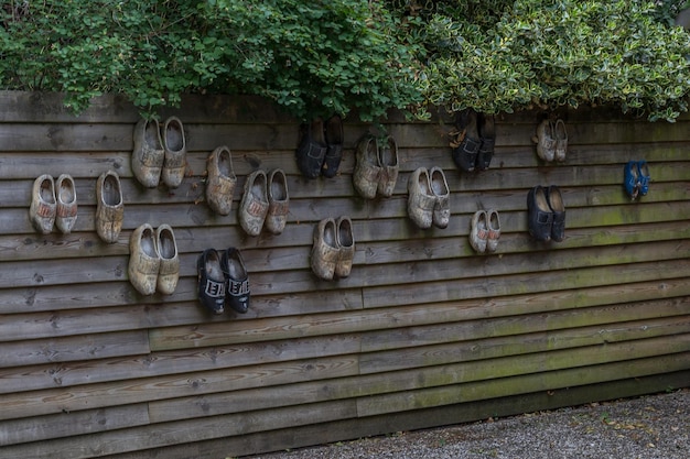 Zapatos de madera típicos de la cultura holandesa souvenir para turistas
