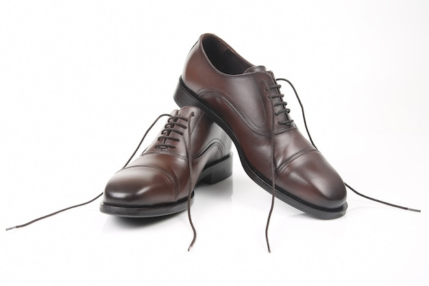 Zapatos marrones de los hombres clásicos en blanco