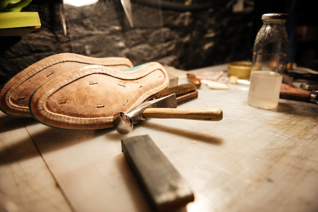 Zapatos en la mesa en el taller de calzado.