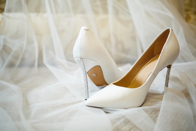 Zapatos de mujer el día de la boda para la novia.