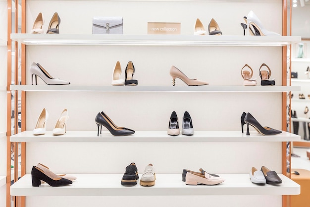 Zapatos de mujer elegantes en los estantes de la tienda Estilo de moda Vista frontal