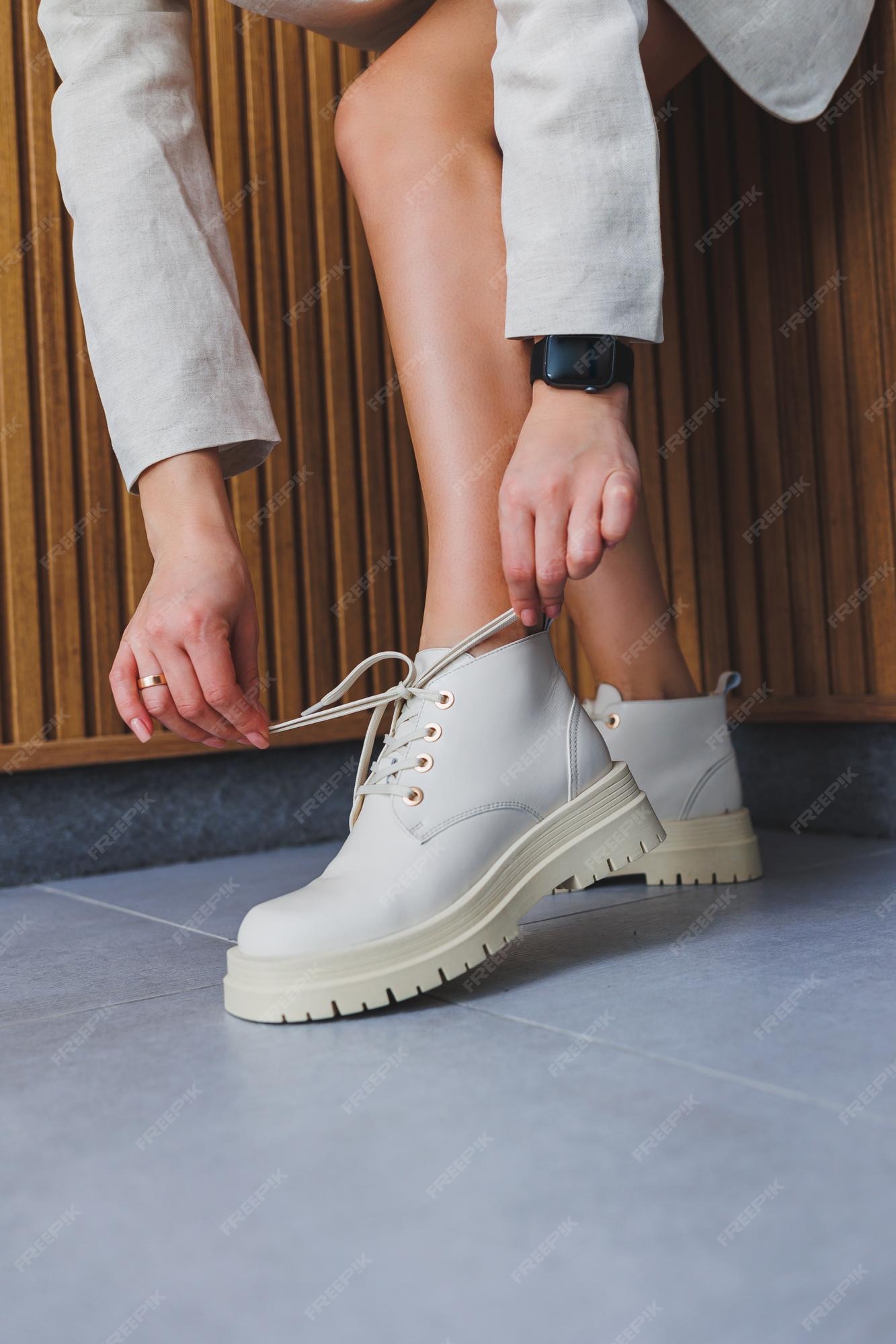 Zapatos mujer con piernas delgadas estilo de moda color beige tendencias de instagram estilo casual nueva colección de zapatos para mujer | Foto Premium